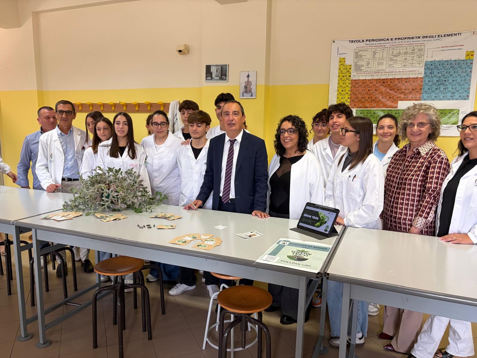 Il Dirigente Leon Zingales, in visita all’ITI “Torricelli – G. Tomasi di Lampedusa”
